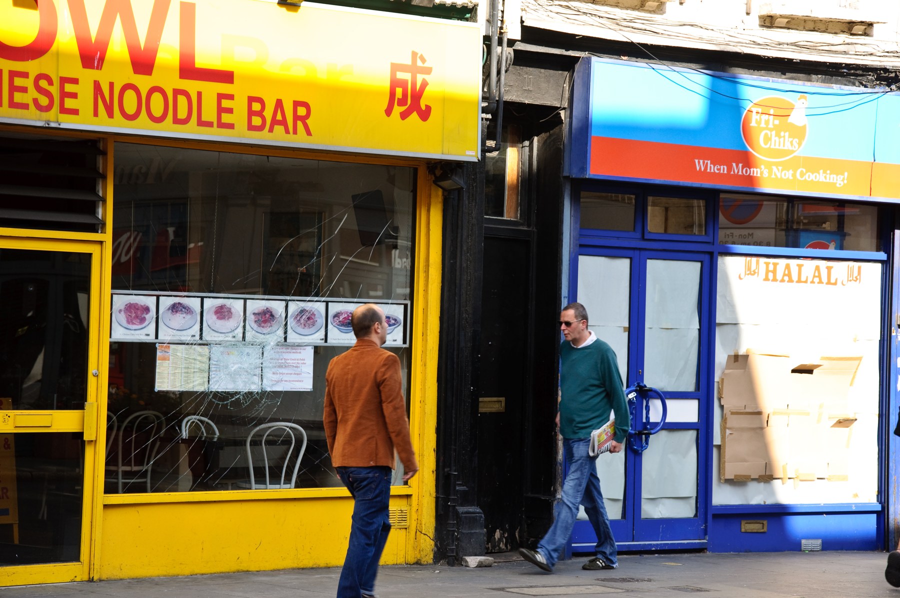 Vitrines fissurées et brisées de commerces à Camden après les émeutes de 2011