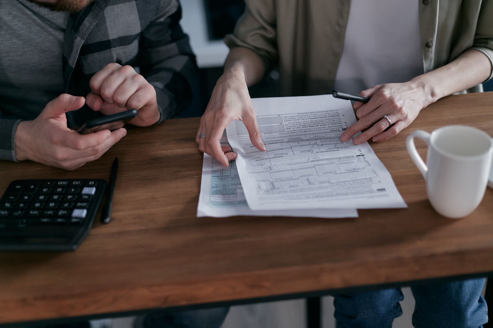Documents professionnels relus par un employeur et une salariée