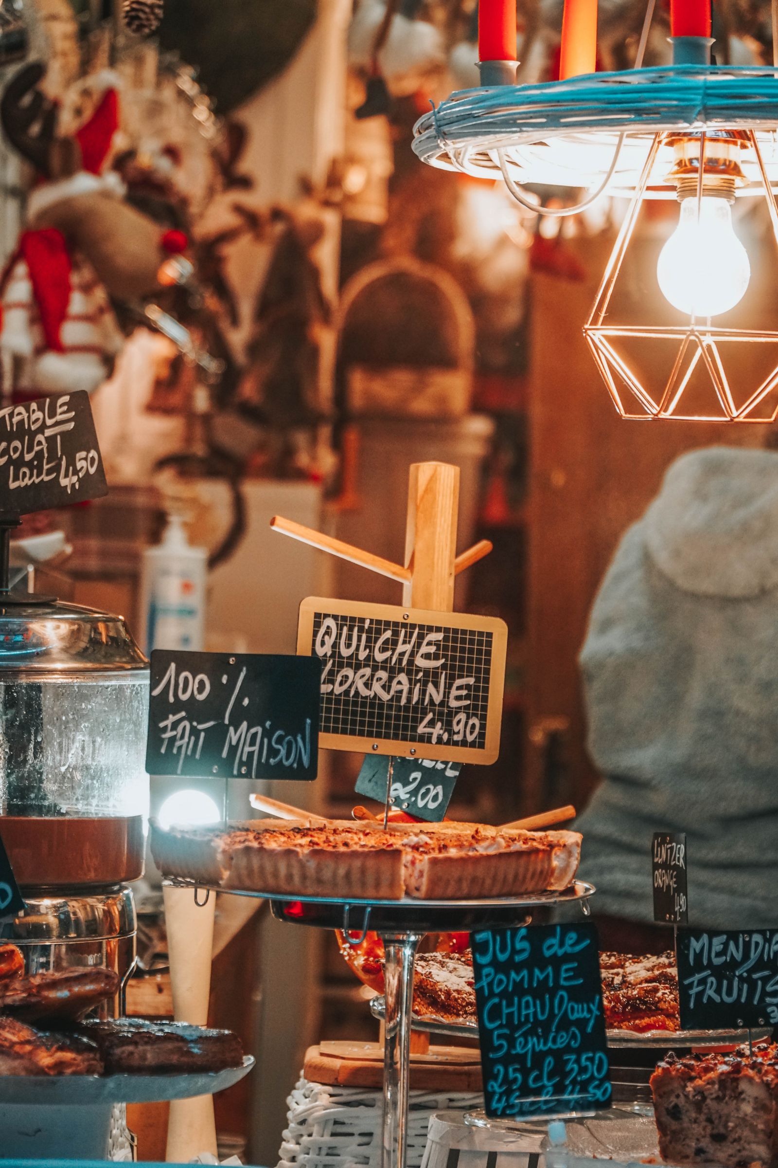 Vitrine salée de boulangerie française avec quiche lorraine, prix manuscrits et offre de snacking