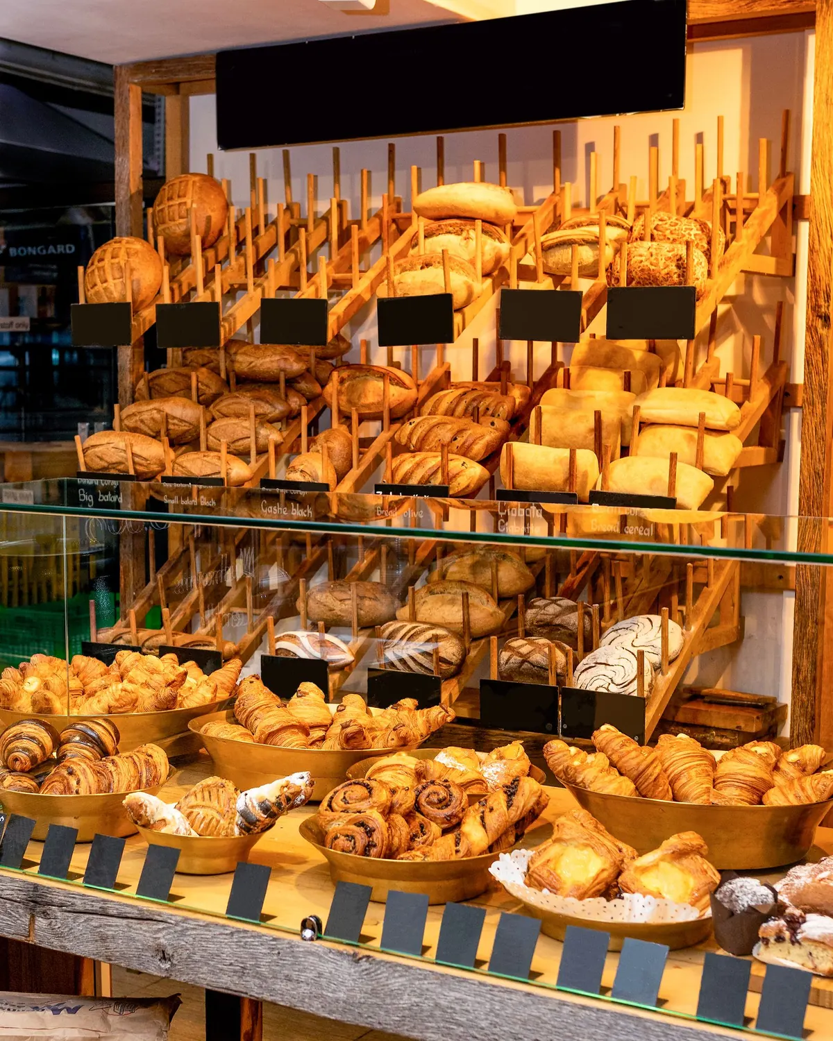 Vitrine de boulangerie avec les informations et affichages destinés aux clients