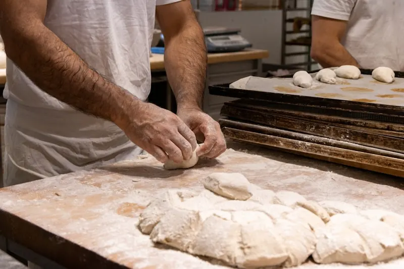 Boulanger au travail illustrant les décisions quotidiennes de l’équipe et la marge