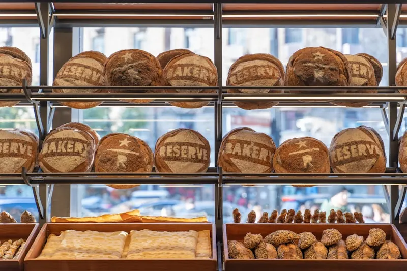 Rayons de pains organisés pour rendre l’offre et le merchandising plus lisibles