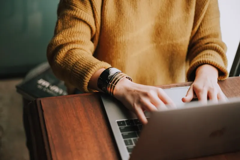 Professionnelle utilisant un ordinateur pour structurer un recrutement avec l’intelligence artificielle