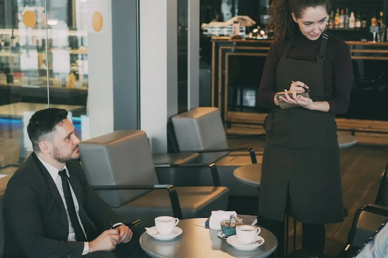Service en salle illustrant la délégation et la fidélisation des clients