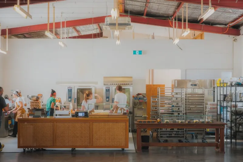 Équipe de production en boulangerie illustrant la capacité humaine face au développement