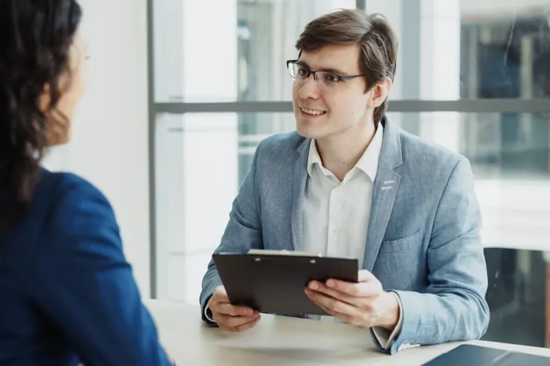 Entretien de recrutement structuré avec une grille sur tablette