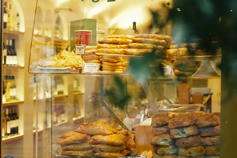 Vitrine de boulangerie mettant en valeur les produits pour développer les ventes