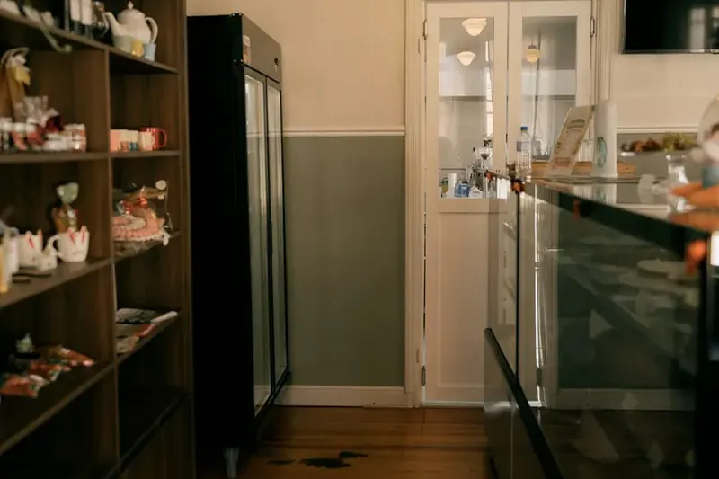 Intérieur d’une boulangerie prêt à accueillir les premiers clients